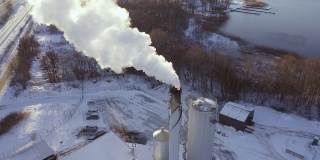 瑞典斯堪的那维亚一个阳光明媚的冬日里，发电厂的烟囱里冒着污染的浓烟发电