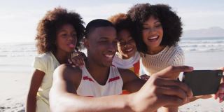 媒体偶像的动画超过快乐的非裔美国家庭在海滩自拍