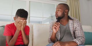 非裔美国人父亲和儿子交谈时的悲伤表情符号动画