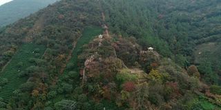 鸟瞰中国乡村山间佛寺。