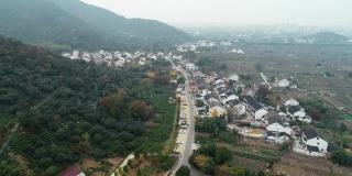 鸟瞰中国山谷和被群山环绕的传统小村庄