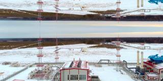 冬季，无人机在油田工业设施上空飞行。燃气轮机发电厂在一个下雪的地区，发电在严酷的北方地区的世界
