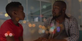 动画的非裔美国人父亲与儿子在城市的夜晚交谈