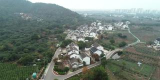 鸟瞰中国山谷和被群山环绕的传统小村庄