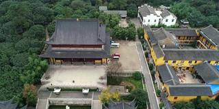 鸟瞰中国乡村山间佛寺。