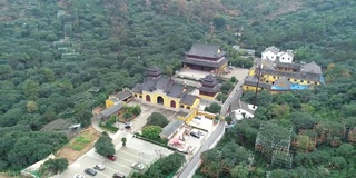 鸟瞰中国乡村山间佛寺。