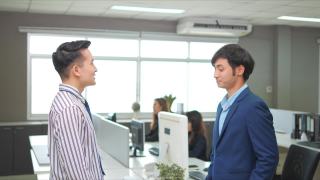 在办公室里，一位亚洲商人在握手。谈判完成后，合作协议就成功了。视频素材模板下载