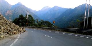 汽车行驶在瑞诗凯诗，北阿坎德邦，印度