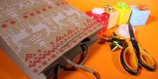 把一些礼物放在回收袋和纸板里的人，为圣诞节聚会或假期准备
