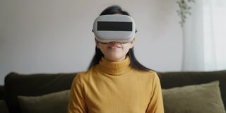 亚洲女性在家里使用VR眼镜