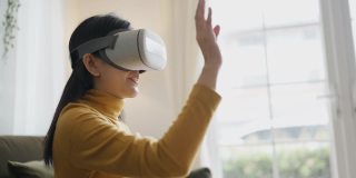 亚洲女性在家里使用VR眼镜