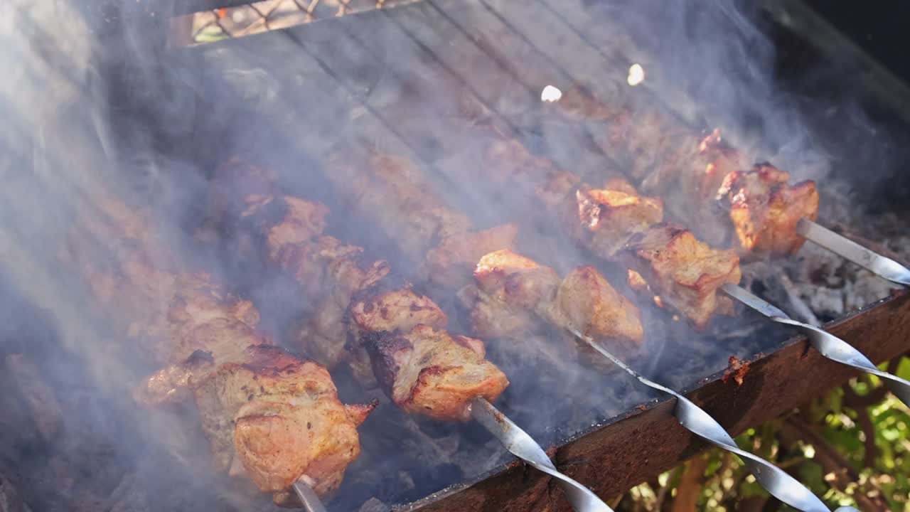 烤肉串上的肉是用木炭烤的。