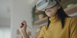 亚洲女性在家里使用VR眼镜