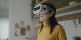 亚洲女性在家里使用VR眼镜