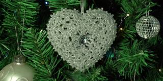 圣诞树装饰。在银光闪闪的心脏特写。圣诞节的时候