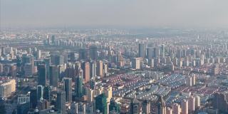 上海城市在多云的下午的时间推移，上海天际线的鸟瞰图与美丽的云移动，4k镜头，b滚动镜头变焦效果。