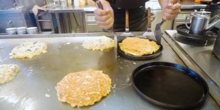 厨师提供日本料理Okonomiyaki热锅