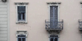 我在米兰家的阳台上下雪了