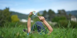 孩子躺在外面的草地上做着白日梦玩耍