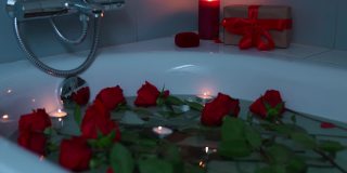 浪漫的夜晚玫瑰在浴室水蜡烛礼盒礼物心爱的人