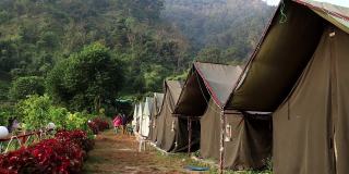 一对夫妇在印度北阿坎德邦瑞诗凯诗的Shivpuri营地度假