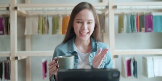 亚洲女性创意设计师项目讨论和演示与客户视频在线会议，使用平板电脑技术设备的材料样本和项目选项的选择，业务概念