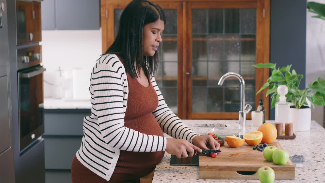 一段母亲和儿子在家里厨房准备零食时的亲密关系的4k视频