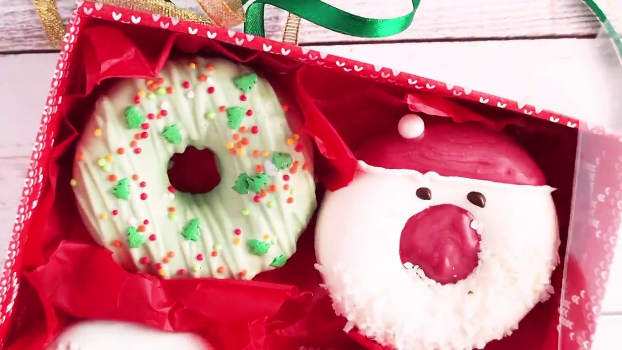 打开一个圣诞甜甜圈盒，甜甜圈上有糖霜和糖屑