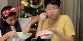 圣诞节期间，亚洲孩子们在家里拍摄饼干烹饪视频制作视频，或者在家里一起拍TikTok，这是新一代概念的时尚生活方式。