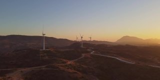 风力农场的电力生产在美丽的风景在日出