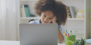 无聊的非裔美国女学生在电脑学习，厌倦了在线课程