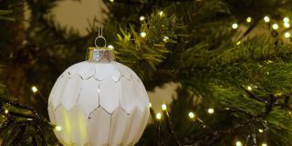 以冷杉树为圣诞背景。圣诞背景与球。