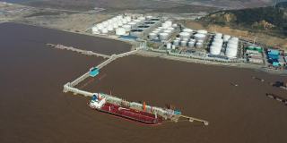一艘停泊在码头上的液化天然气(LNG)油轮的实时/鸟瞰图