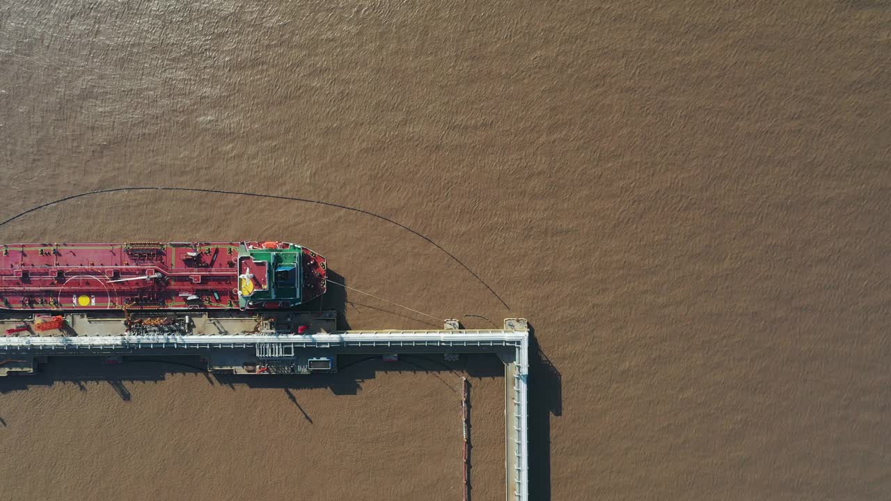 一艘停泊在码头上的液化天然气(LNG)油轮的实时/鸟瞰图