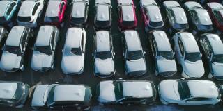 鸟瞰图的新车停在停车场。汽车经销商的停车场满是新车。新车排队等待进出口业务。