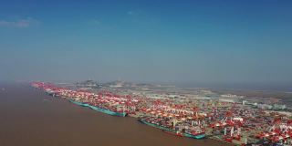 上海洋山深水港实时鸟瞰图，洋山深水港是一个集装箱工业港口。