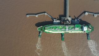 一艘停泊在码头上的液化天然气(LNG)油轮的实时/鸟瞰图视频素材模板下载