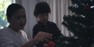 家人装饰圣诞树
