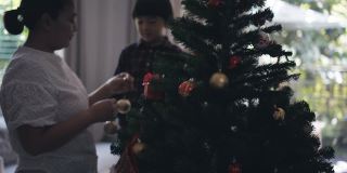 家人装饰圣诞树
