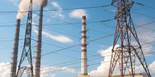 高压电塔顶着火电厂的高管道，黑烟向上移动，污染大气。用化石燃料生产电能的概念