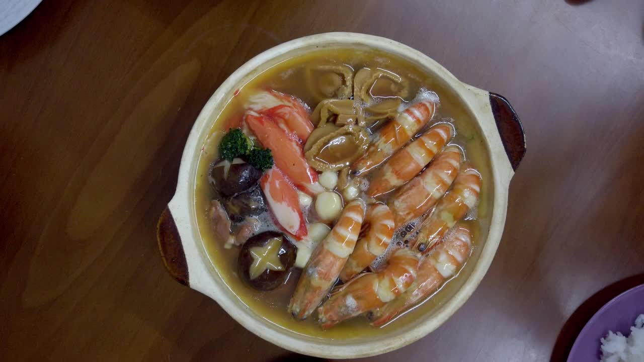 中国新年的传统食物盆菜团圆饭