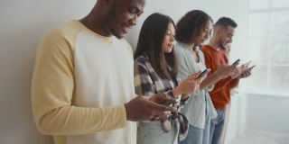 现代的在线交流。跟踪拍摄的年轻人集中在不同的人聊天的手机