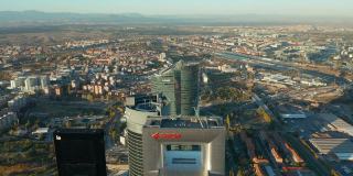 从高角度看Cuatro Torres商业区最高的西班牙建筑。现代摩天大楼和周围的交通