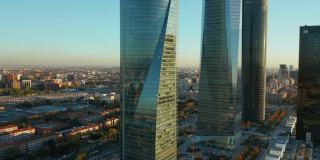 Cuatro Torres商业区现代光滑玻璃办公大楼的幻灯片和全景照片。揭示了长直宽的林荫大道与交通