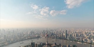 上海城市在多云的下午的时间推移，上海天际线的鸟瞰图与美丽的云移动，4k镜头，b卷拍摄