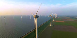 风力涡轮机在清晨，风车公园在荷兰。从空中看风力涡轮机，无人机在windpark westermeerdijk的一个风车农场在IJsselmeer湖最大的荷兰