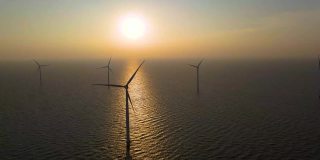 风力涡轮机在清晨，风车公园在荷兰。从空中看风力涡轮机，无人机在windpark westermeerdijk的一个风车农场在IJsselmeer湖最大的荷兰