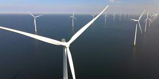 风力涡轮机在清晨，风车公园在荷兰。从空中看风力涡轮机，无人机在windpark westermeerdijk的一个风车农场在IJsselmeer湖最大的荷兰