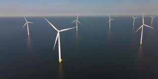 风力涡轮机在清晨，风车公园在荷兰。从空中看风力涡轮机，无人机在windpark westermeerdijk的一个风车农场在IJsselmeer湖最大的荷兰