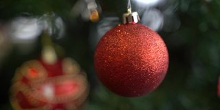 圣诞球的背景。新年前夕，圣诞树上的圣诞球玩具会神奇地慢慢地在树枝上生长。模糊选择焦点